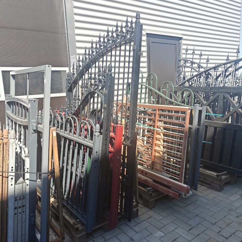 Complete sets gebruikt hekwerk met poort