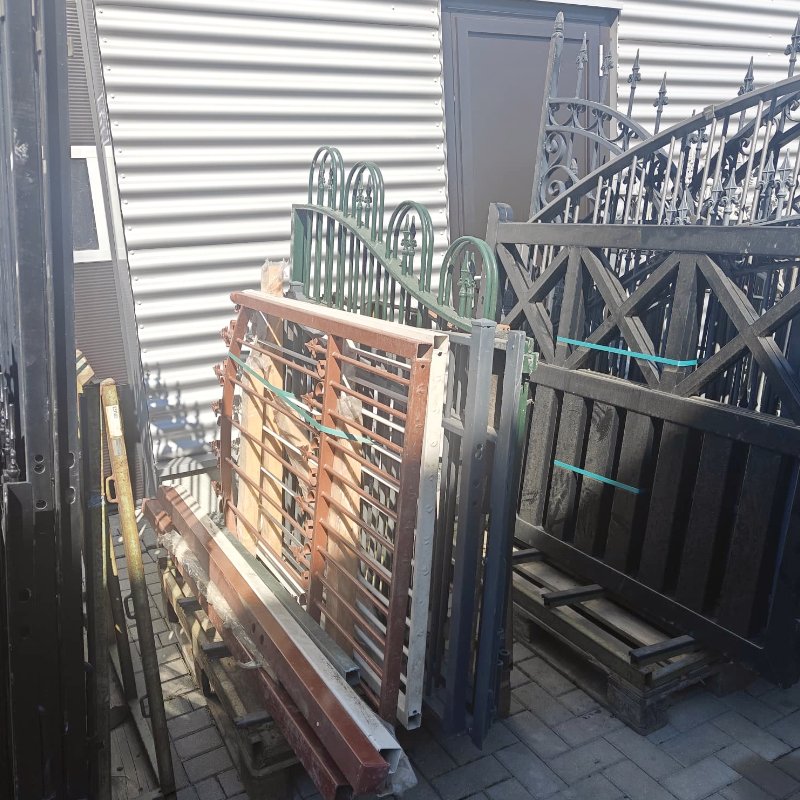 Gebruikt hekwerk op pallets